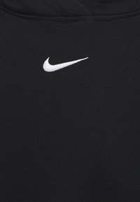 Černá mikina vyrobená z měkké tkaniny s bílým vyšitým logem Nike na hrudi. Minimalistický design s hladkou strukturou.