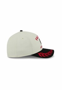 Baseballcap mit einer crèmefarbenen Krone, schwarzem Schirm, roten gestickten Buchstaben und einem roten Lorbeerdesign am Rand des Schirms.