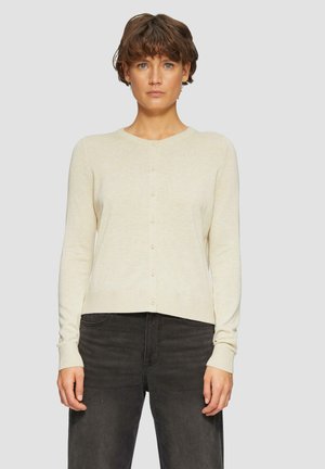 Beige cardigan met lange mouwen, ronde hals en een knoopsluiting aan de voorkant. Zachte textuur met een cropped ontwerp en een aansluitende zoom.