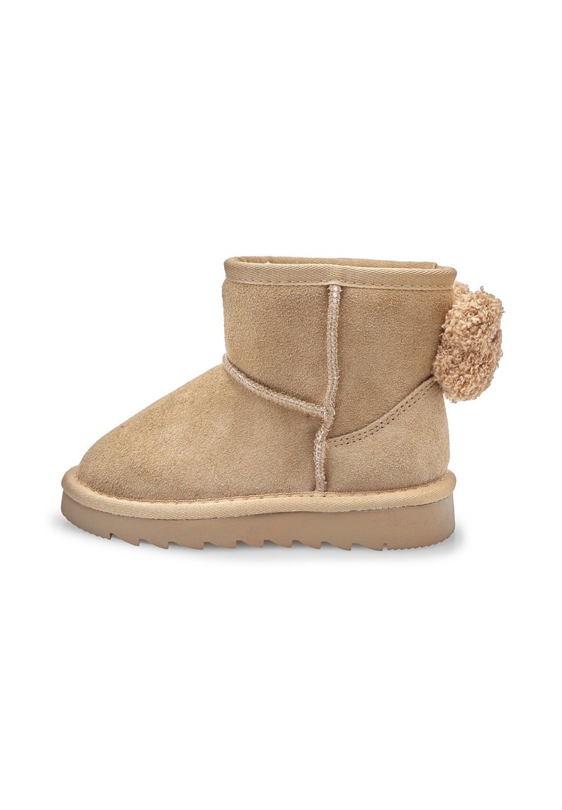 Stivaletti alla caviglia color tan realizzati in suede, con un accento di pompon rotondo sul retro, texture morbida e suola piatta in gomma.