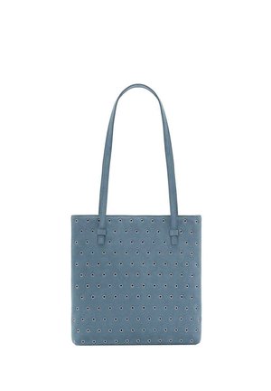 Bolso tote de ante azul con asas largas y pequeños agujeros de ojal plateados espaciados uniformemente en el panel frontal.