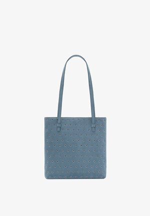 Sac cabas en daim bleu avec de longues lanières et de petits œillets argentés uniformément espacés sur le panneau avant.