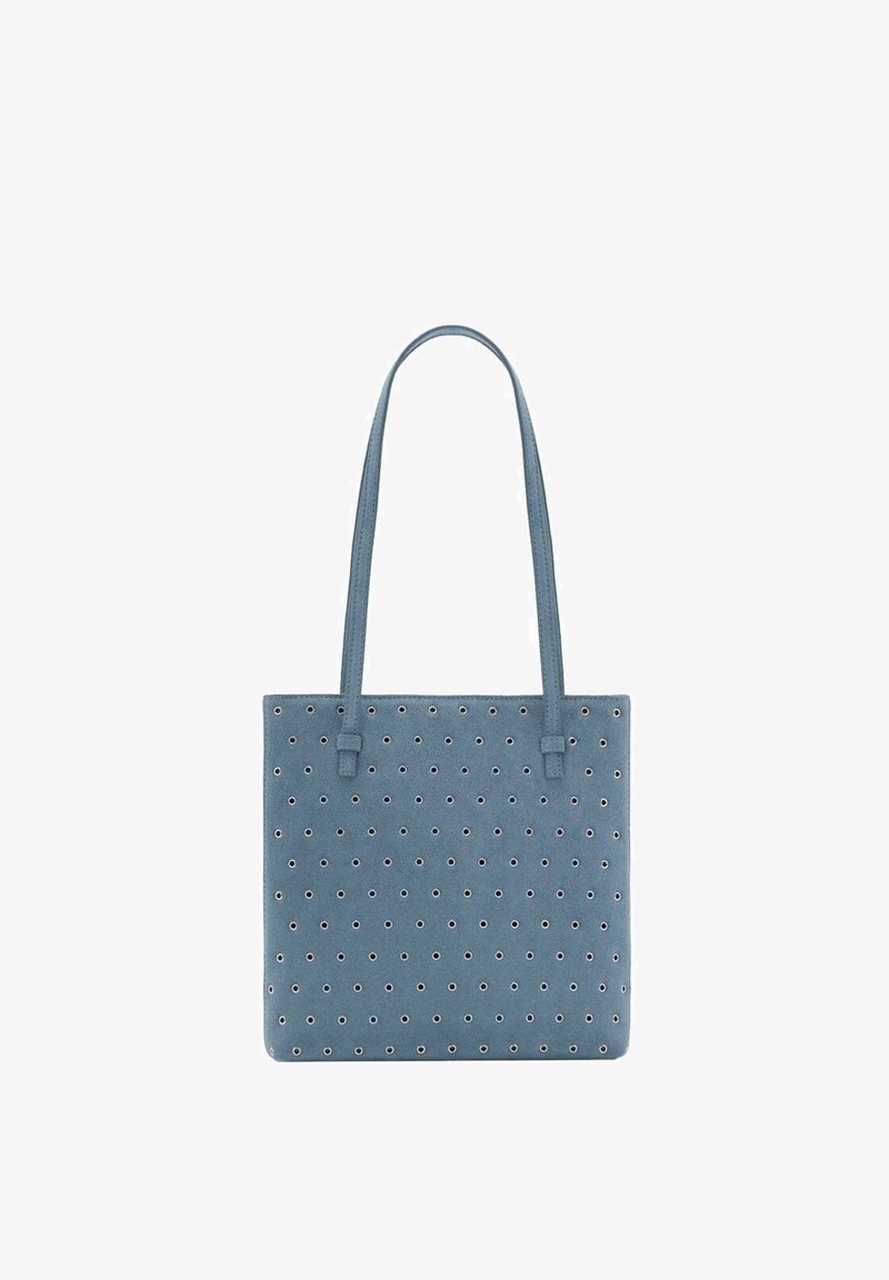 Sac cabas en daim bleu avec de longues lanières et de petits œillets argentés uniformément espacés sur le panneau avant.