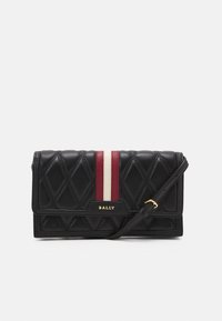 Pochette en cuir matelassé noir avec des rayures verticales rouges et blanches, logo Bally doré, et bandoulière réglable avec boucle dorée.