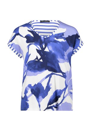Hvid bluse med korte ærmer med blå abstrakt blomsterprint og blå-hvide stribede kanter på halsudskæring og ærmer.