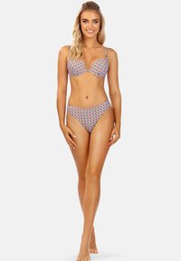 Wielokolorowy zestaw bikini z podkładaną biustonoszem o regulowanych ramiączkach oraz pasującymi majtkami o niskim stanie, obydwa z geometrycznym wzorem.