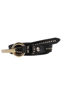 Cinturón de cuero negro con herrajes en tono dorado, hebilla circular y acentos con tachuelas a lo largo de la correa, con una textura suave y extremos afinados.
