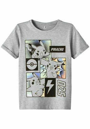 T-shirt gris à manches courtes présentant des graphismes de Pikachu dans le style bande dessinée, incluant des éclairs et un design de Pokéball, avec des accents noirs.