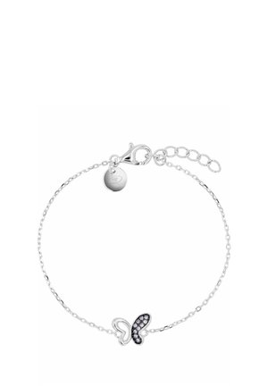 Bracciale con catena in argento con ciondolo a farfalla, con una ala delineata e l'altra incastonata con piccoli cristalli trasparenti.