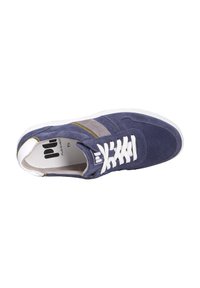 Navyblaues Wildleder-Sneaker mit weißen Schnürsenkeln und Gummisohle. Verfügt über graue und olivgrüne Streifen an den Seiten, eine abgerundete Spitze und eine gepolsterte Innensohle.