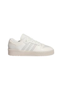 Białe skórzane sneakersy z trzema szarymi paskami, okrągłym noskiem, płaskimi sznurówkami i teksturowaną gumową podeszwą. Logo na boku i z tyłu.