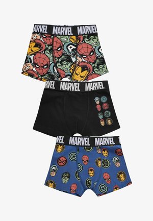 Trys berniukų apatiniai šortai: vieni su Spidermenu ir Marvel herojais, vieni visiškai juodi, o kiti mėlyni su įvairių herojų veidais.
