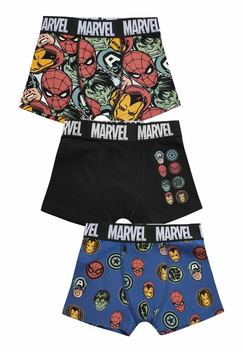 Trzy pary chłopięcych bokserek: jedna z postaci Spidermana i bohaterów Marvela, jedna w jednolitym czarnym kolorze oraz jedna niebieska z różnymi twarzami bohaterów.