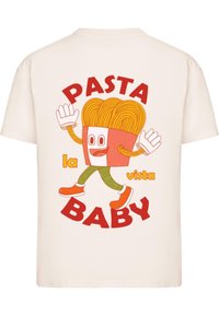 Bílá bavlněná tričko s potiskem karikatury ve tvaru mísy těstovin, s textem "PASTA la vista BABY" v červené a žluté barvě, se zelenými akcenty.