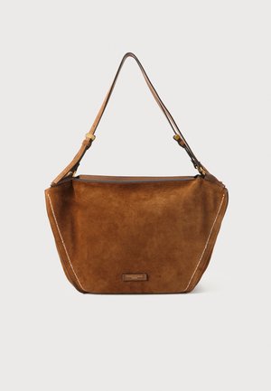 Brun ruskinds skuldertaske med flad design, justerbar skulderrem og synlige sømme. Har en diskret logoplade på forsiden.
