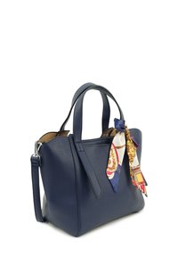 Marineblauwe leren handtas met gestructureerde afwerking, twee korte handvatten, een afneembare schouderband en een meerkleurige zijden sjaal die aan het handvat is geknoopt.