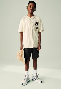 Next VARSITY SET  - REGULAR FIT - Printtipaita - cream black