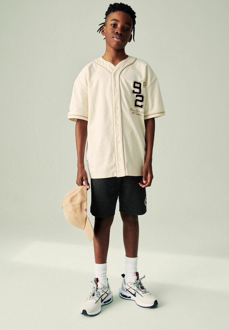 Next VARSITY SET  - REGULAR FIT - Printtipaita - cream black
