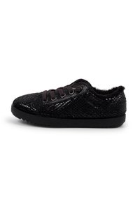 Schwarze Sneakers mit einer strukturierten, schlangenlederähnlichen Oberseite, Schnürdesign und einem weichen schwarzen Fellbesatz am Kragen. Gummisohle.