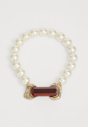 Collar de perlas con un centro de gema roja enmarcado en acentos dorados. Las perlas son lisas y redondas, ofreciendo un acabado brillante.