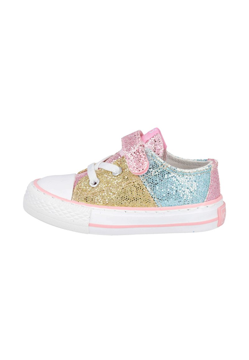 Zapatillas con purpurina que presentan paneles dorados, rosas y azules, suela de goma blanca y cierre de cordones con una cinta de velcro rosa.