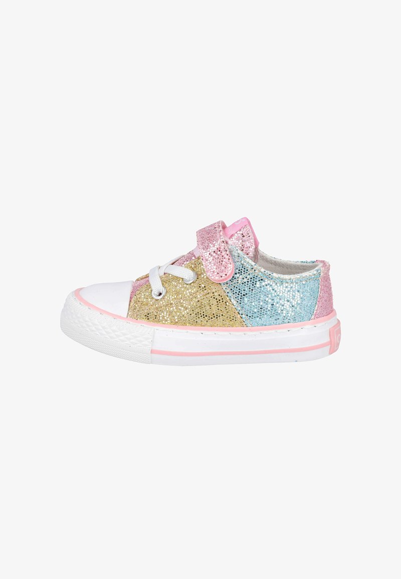 Zapatillas con purpurina que presentan paneles dorados, rosas y azules, suela de goma blanca y cierre de cordones con una cinta de velcro rosa.