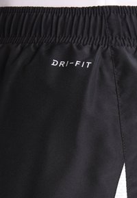 Nike Performance Pantalón corto de deporte - black