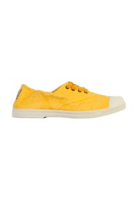 Zapatilla de lona amarilla con punta de goma blanca, seis ojetes para los cordones, forma redondeada y tejido texturizado para mayor agarre.