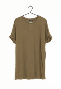 Oliwkowa, krótko-sleeve t-shirt z okrągłym dekoltem, wykonany z miękkiego materiału, z podwiniętymi mankietami i luźnym krojem.