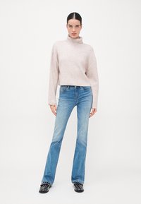 ONLY Tall ONLWAUW MID WAIST - Kavbojke na trapez - medium blue denim