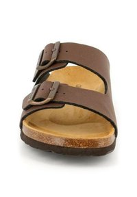 Sandalo in pelle marrone con due cinturini regolabili, una soletta in sughero e una suola in gomma testurizzata. Presenta fibbie in metallo per una vestibilità sicura.