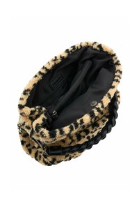 Sac en fausse fourrure marron et noire avec un intérieur zippé, de forme arrondie et une poignée tressée noire. Extérieur texturé avec un motif léopard.