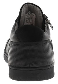 Scarpe sportive nere con tessuto texturizzato e pelle liscia. Presentano un design a taglio basso, chiusura con cerniera e suola in gomma resistente.