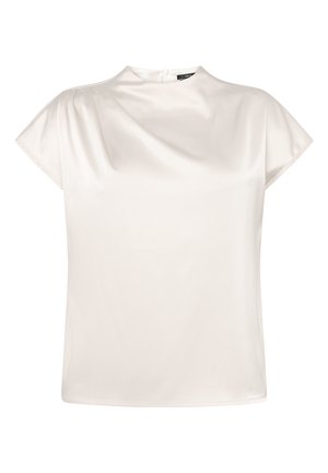 Chemisier blanc en satin à manches courtes avec un col montant et un léger drapé sur l'épaule gauche, présenté sur un fond uni.