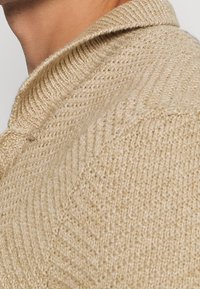 Pier One Kofta - mottled beige