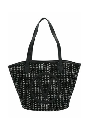 Schwarze gewebte Tragetasche mit strukturiertem Muster, Ledergriffen und einem markanten runden Logo mit stilisiertem „V“ in der Mitte.