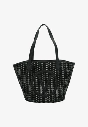 Schwarze gewebte Tragetasche mit strukturiertem Muster, Ledergriffen und einem markanten runden Logo mit stilisiertem „V“ in der Mitte.