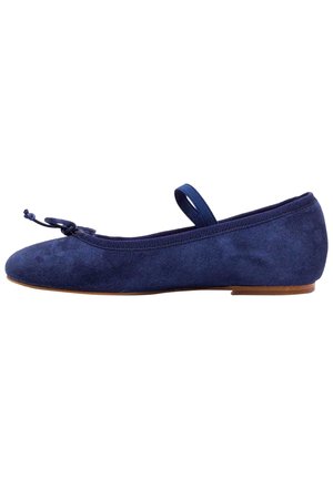Ballerine en daim bleu marine avec un petit nœud sur le devant, une lanière élastique sur le cou-de-pied et un petit talon en bois.
