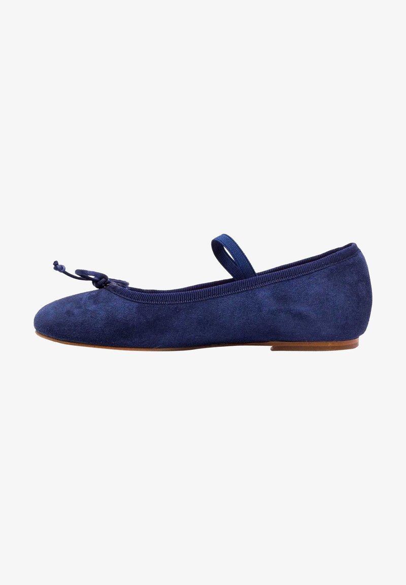 Ballerine en daim bleu marine avec un petit nœud sur le devant, une lanière élastique sur le cou-de-pied et un petit talon en bois.