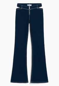 Tmavě modré rozšířené džíny s vysokým pasem, zdobené kontrastním bílým šitím a předním zipem. Hladká denimová textura.