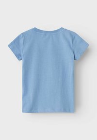 Camiseta de manga corta azul claro, fabricada en algodón suave, con un escote redondo y dobladillos limpios y acabados sin patrones o acentos adicionales.