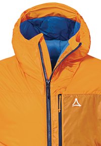 Orangene isolierte Jacke mit blauem Innenfutter, mit einem Reißverschluss, einer verstellbaren Kordelzugkapuze und einem kleinen Logo auf der Brust.