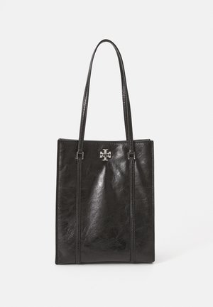 Sort læder tote bag med to lange håndtag, sølvhardware-logo i midten, glat tekstur, rektangulær form og minimalistisk design.
