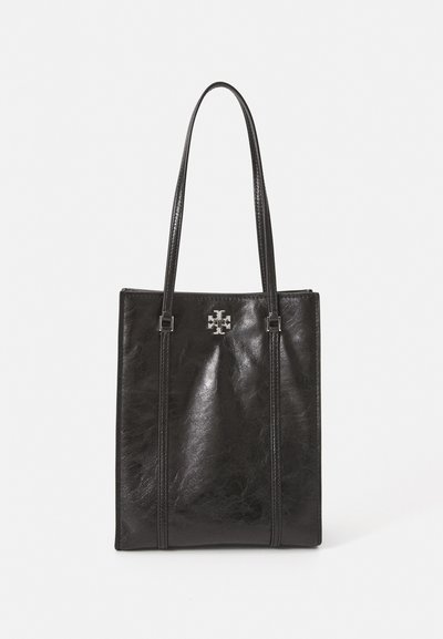 Borsa tote in pelle nera con due manici lunghi, logo in metallo argentato al centro, texture liscia, forma rettangolare e design minimalista.