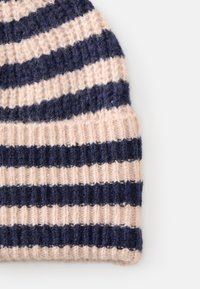 Gorro de malha com riscas alternadas em azul marinho e rosa claro. Apresenta uma textura canelada e uma aparência suave e fofinha.