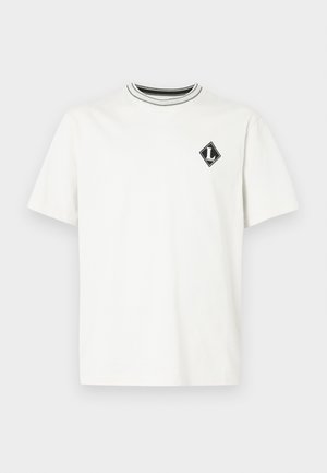 Λευκό βαμβακερό μπλουζάκι κοντομάνικο, με μαύρη και λευκή ρίγα στο λαιμό και μικρό μαύρο λογότυπο σε σχήμα διαμαντιού στο στήθος.