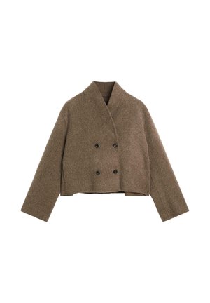 Bruine cropped wollen jas met brede mouwen, dubbelzijdige zwarte knopen en een sjawlkragen op een witte achtergrond.