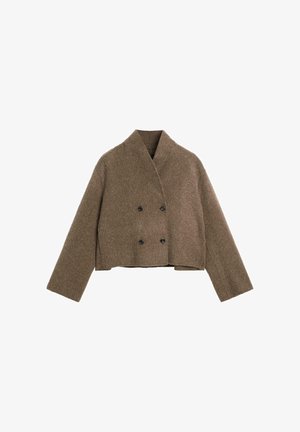 Braune, kurze Wolljacke mit weiten Ärmeln, doppelt geknöpften schwarzen Knöpfen und einem Schalkragen auf weißem Hintergrund.