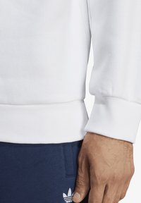 adidas Originals ESSENTIAL CREW - Sweatshirt - white