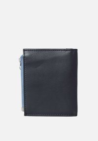 Portafoglio in pelle nera con un accentuazione di zip azzurro chiaro, forma quadrata, texture liscia e cuciture visibili lungo i bordi.